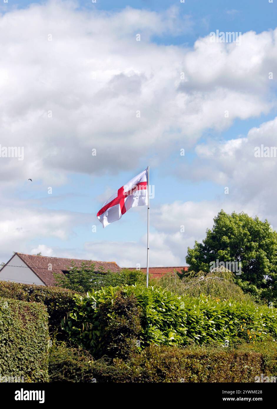 La bandiera di San Giorgio sventolava su un palo contro un cielo estivo Foto Stock