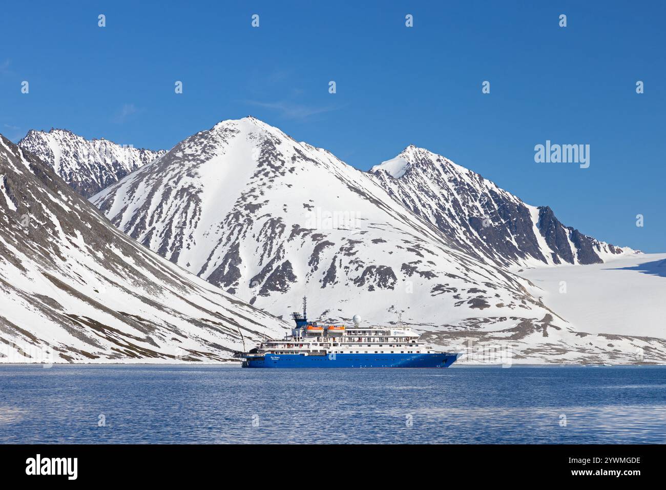 Nave da crociera antartica MV Sea Spirit of Poseidon Expeditions a Magdalenefjorden, fiordo nella Terra di Albert i sulle Svalbard / Spitsbergen, Norvegia Foto Stock