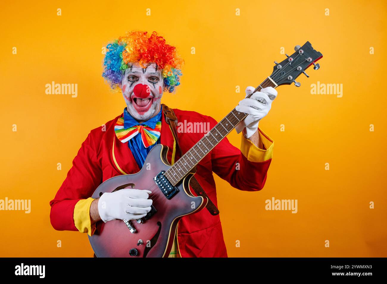 Il clown rock 'n' roll suona la chitarra elettrica Foto Stock
