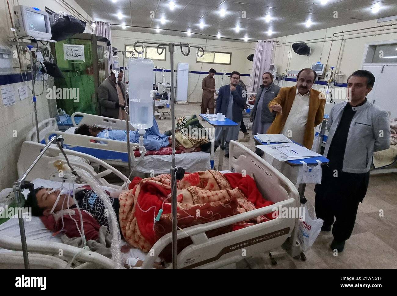 Balochistan Segretario speciale della Sanità, Mujib-UR-Rehman Qambrani ispezionando vari reparti durante la sua visita all'ospedale civile di Quetta mercoledì 11 dicembre 2024. Foto Stock