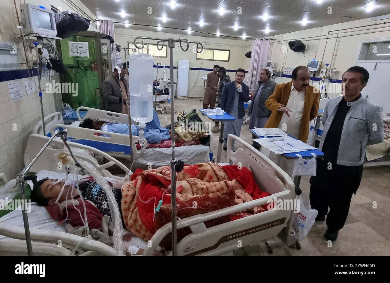 Balochistan Segretario speciale della Sanità, Mujib-UR-Rehman Qambrani ispezionando vari reparti durante la sua visita all'ospedale civile di Quetta mercoledì 11 dicembre 2024. Foto Stock