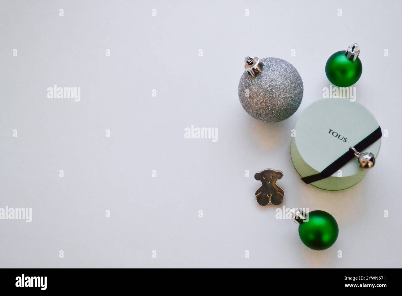 Mosca, Russia, novembre 2019: Firma del marchio di gioielli spagnolo Tous. Portagioie rotonde con campane in argento, orsetto in argento marchiato e Natale Foto Stock