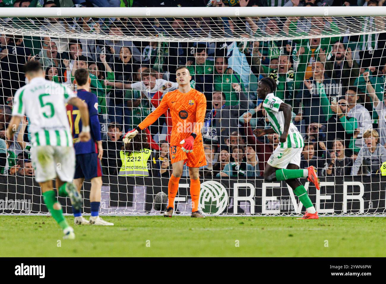 Assane Diao ha visto festeggiare dopo aver segnato un gol durante la partita LaLiga EASPORTS tra squadre del Real Betis Balompie e FC Barcelona all'Estadio Benito V. Foto Stock