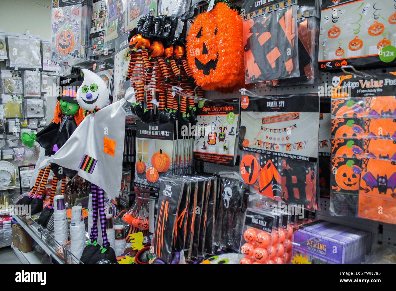 Mosca, Russia, settembre 2019: Prodotti di Halloween in negozio: Zucche arancioni, Ghost, adesivi per vetrine, lanterne e altri decori natalizi. Foto Stock