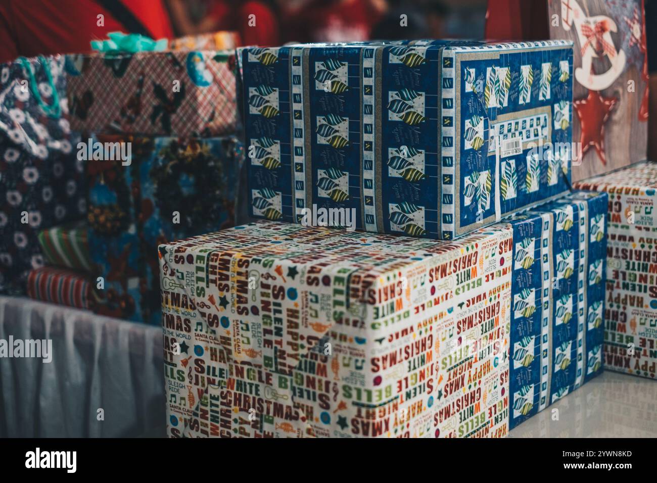 Diverse confezioni regalo di Natale in varie dimensioni, colori e design. Messa a fuoco selettiva. Copia spazio. Foto Stock