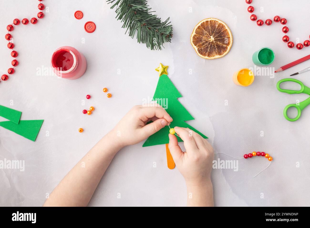 Albero di Natale di carta con perline colorate idee artigianali di carta per bambini per l'asilo Foto Stock