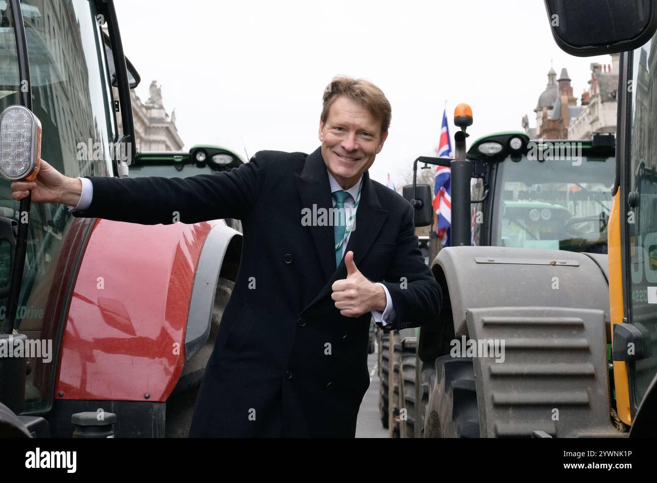 Londra, Regno Unito. 11 dicembre 2024. Richard Tice, membro del Parlamento per Boston e Skegness e vice leader del partito Reform UK dà il pollice mentre gli agricoltori protestano a Whitehall contro le modifiche alla tassa sulle successioni. La protesta, organizzata da "Save British Farming” e "Fairness for Farmers”, ha riempito gran parte di Whitehall di trattori prima di passare davanti alle camere del Parlamento. Crediti: Ron Fassbender/Alamy Live News Foto Stock