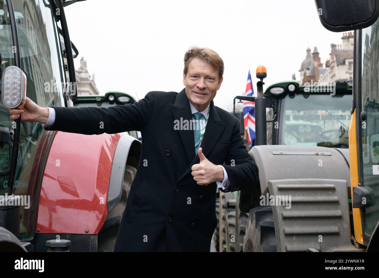 Londra, Regno Unito. 11 dicembre 2024. Richard Tice, membro del Parlamento per Boston e Skegness e vice leader del partito Reform UK dà il pollice mentre gli agricoltori protestano a Whitehall contro le modifiche alla tassa sulle successioni. La protesta, organizzata da "Save British Farming” e "Fairness for Farmers”, ha riempito gran parte di Whitehall di trattori prima di passare davanti alle camere del Parlamento. Crediti: Ron Fassbender/Alamy Live News Foto Stock