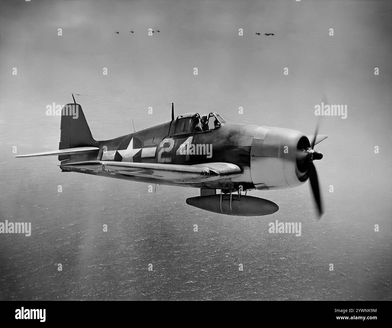 Un Grumman F6F Hellcat in volo. L'aereo da caccia americano basato sulle portaerei della seconda guerra mondiale ha fatto il suo debutto in combattimento nel settembre 1943 e successivamente si è affermato come un caccia da portaerei robusto e ben progettato. Divenne il combattente dominante della Marina degli Stati Uniti nella seconda metà della guerra del Pacifico. In totale, 12.275 furono costruiti in poco più di due anni e alla Hellcats fu attribuito il merito di aver distrutto un totale di 5.223 aerei nemici mentre era in servizio con la Marina degli Stati Uniti, il corpo dei Marines e la Royal Navy Fleet Air Arm (FAA). Foto Stock