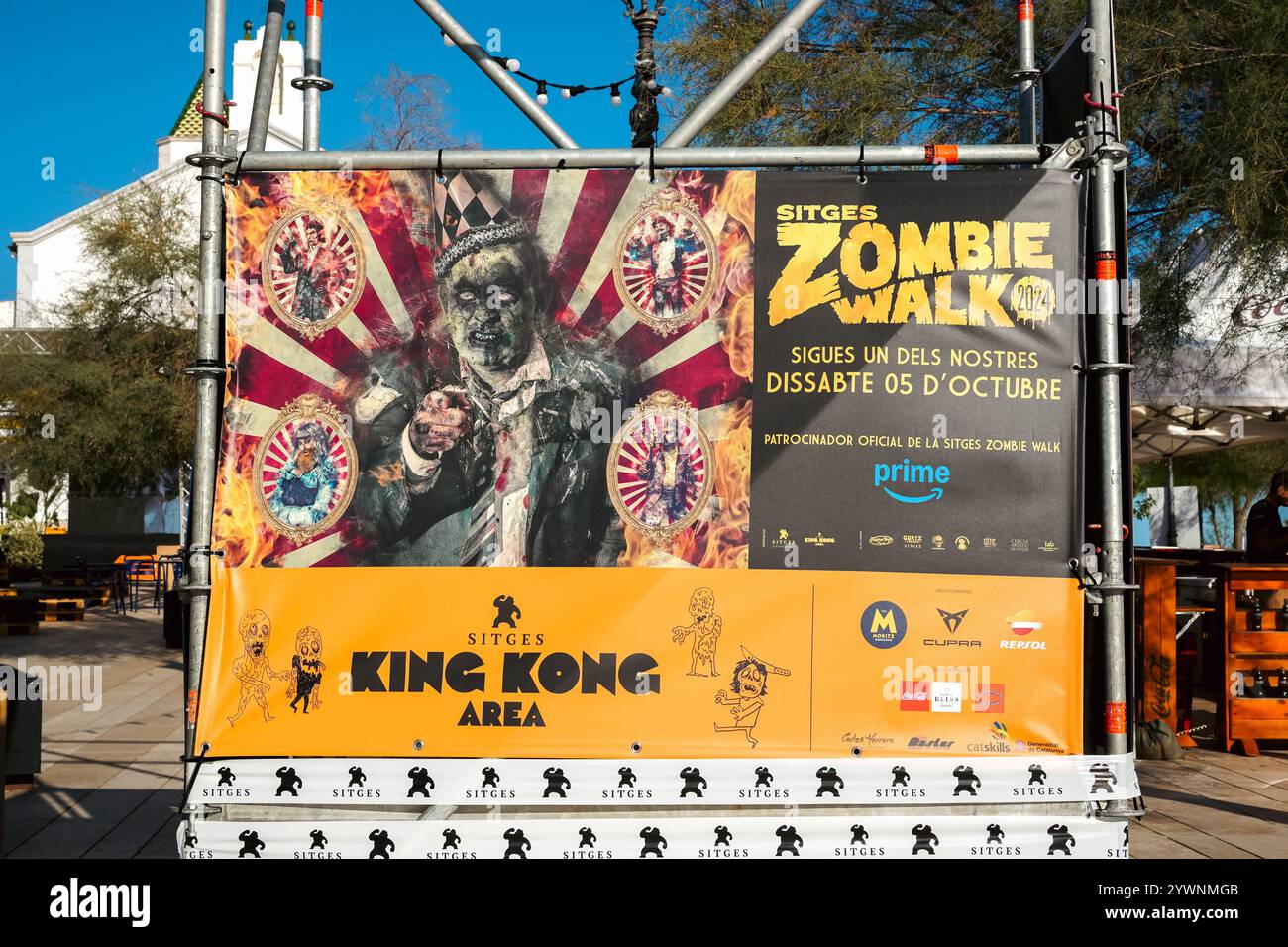 Sitges, Spagna - 10 ottobre 2024 poster di zombie Walk, una delle attrazioni principali del Sitges Film Festival Foto Stock