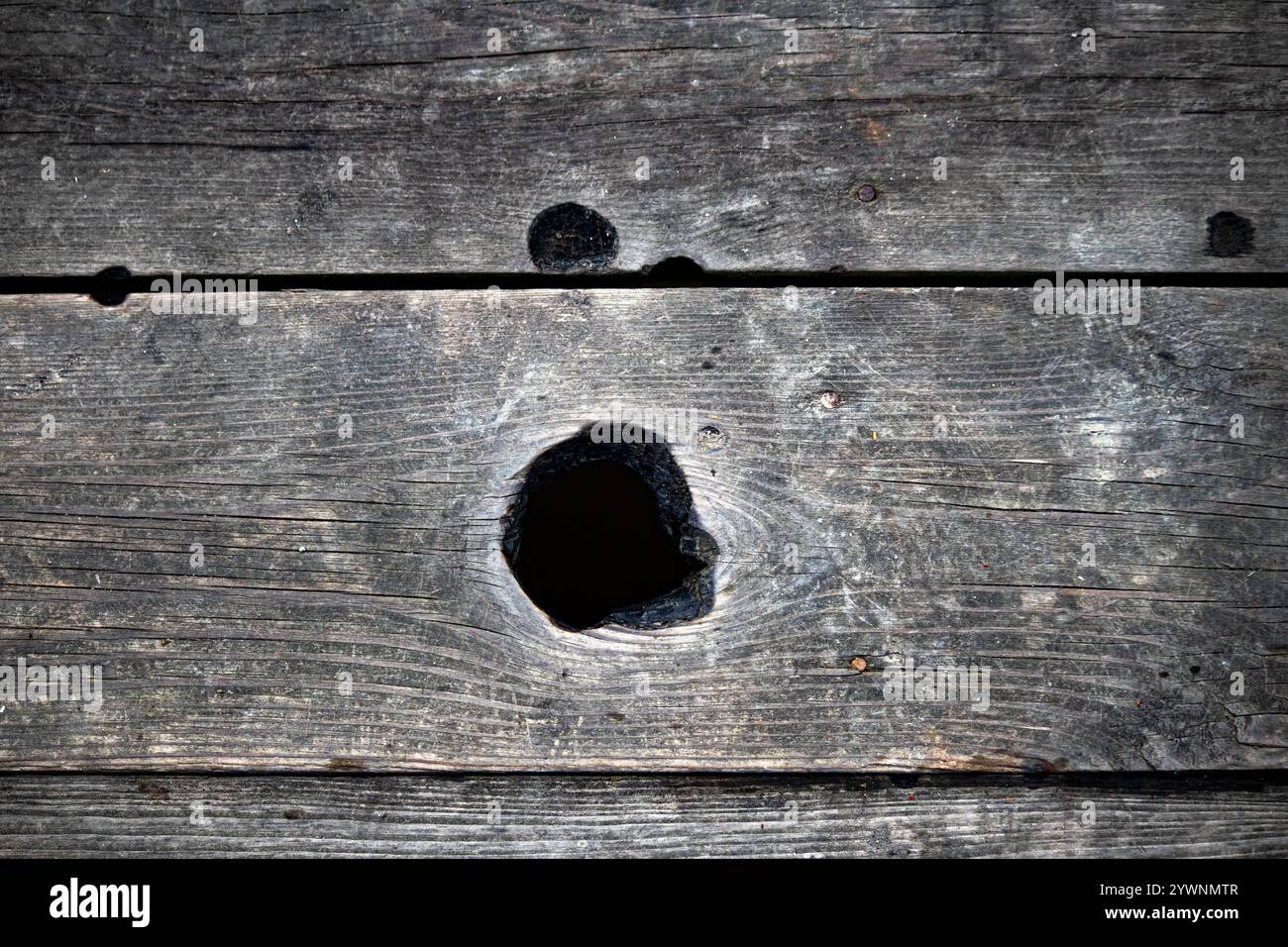 Pavimento screpolato e ruvido. Sfondo in legno antico. Vista dall'alto, sopra. Foto orizzontale. Sfondo. Niente persone, nessuno. Copia spazio. Foto Stock