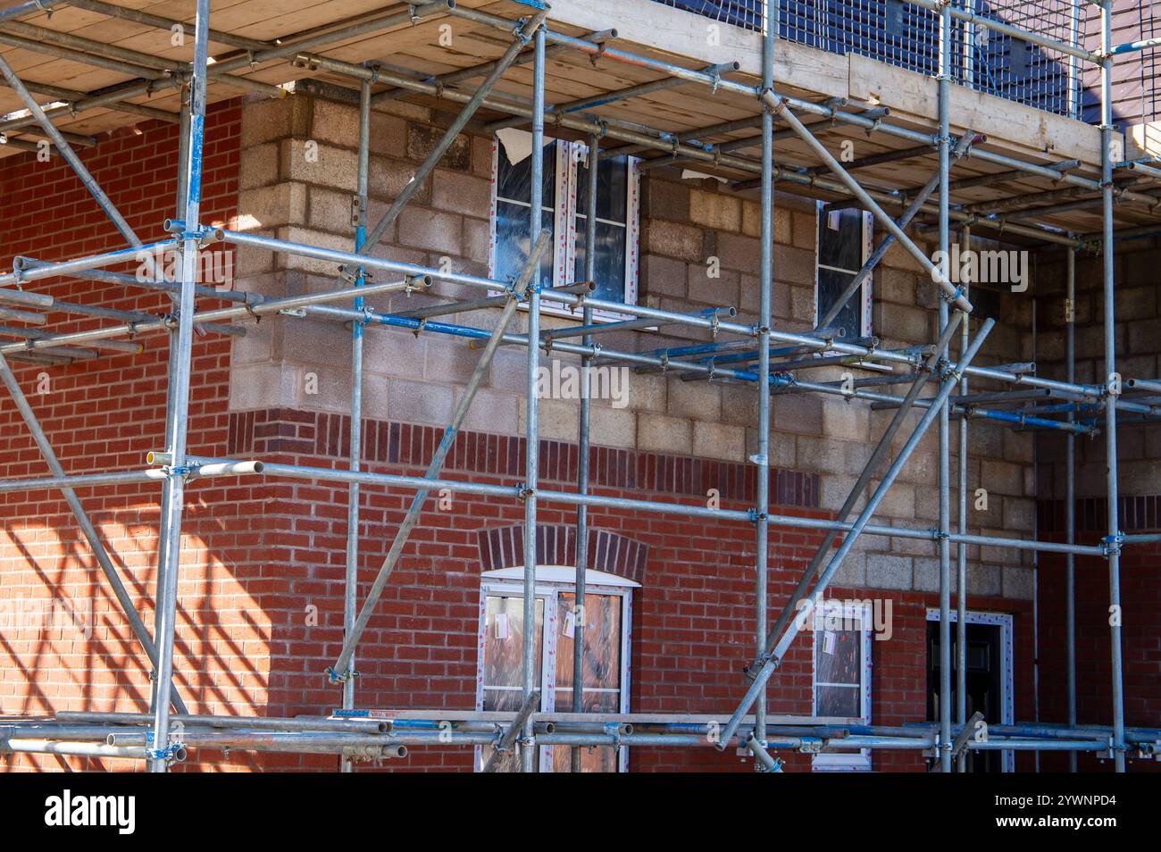 Ponteggi intorno a una nuova casa Foto Stock