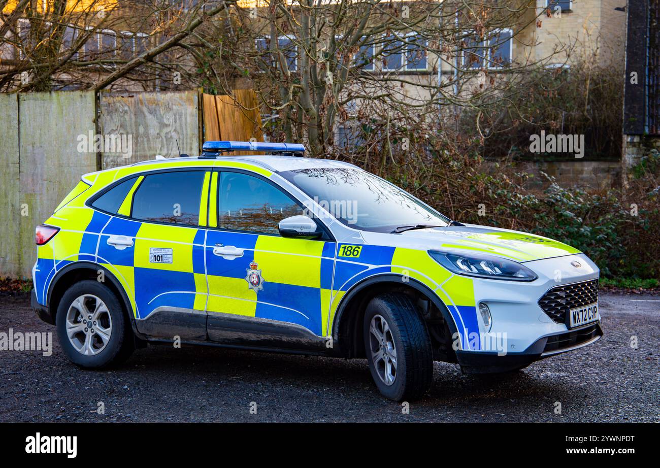 Una moderna auto della polizia britannica Ford parcheggiata in un'area urbana, caratterizzata da una livrea ad alta visibilità e una barra luminosa sul tetto della polizia di Wiltshire Foto Stock