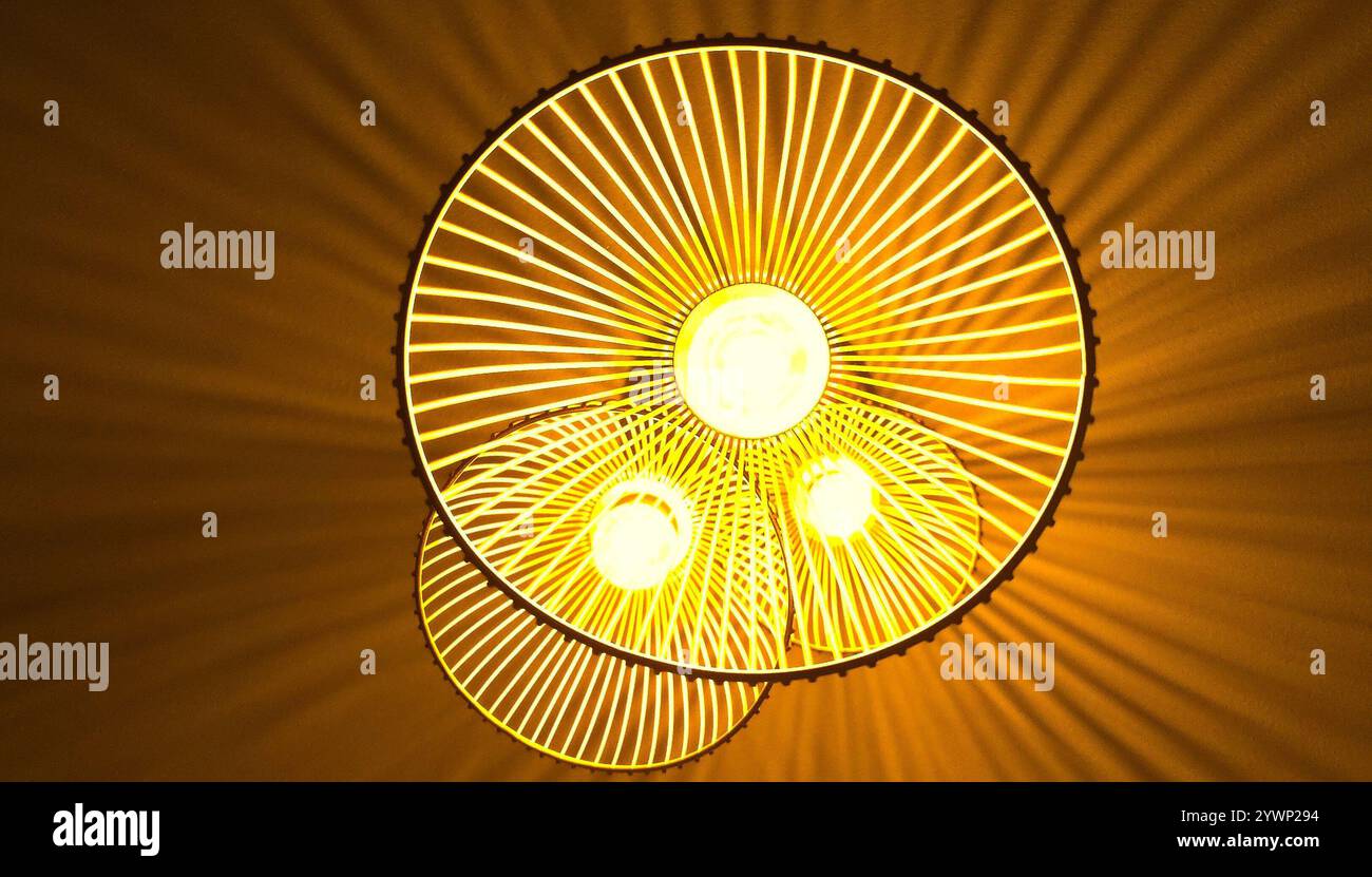 Plafoniera che proietta ombre sul soffitto - Immagine stock catturata con smartphone