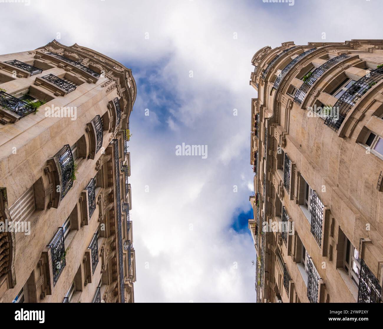 Edifici Haussmanniani visti da un angolo basso, Parigi, Francia Foto Stock