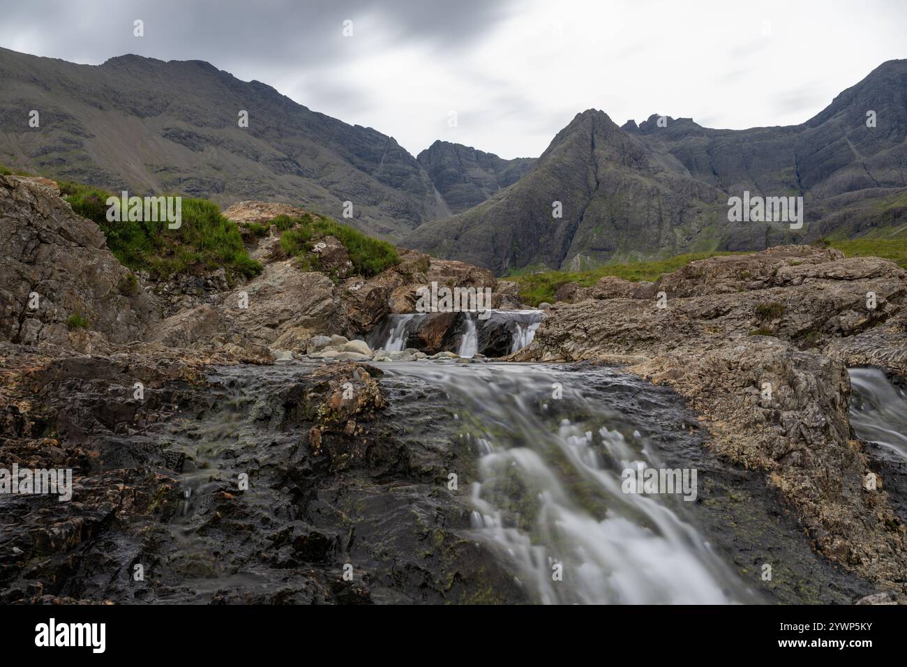 L'eterea bellezza delle piscine delle fate sotto le maestose montagne Skye della Scozia. Foto Stock