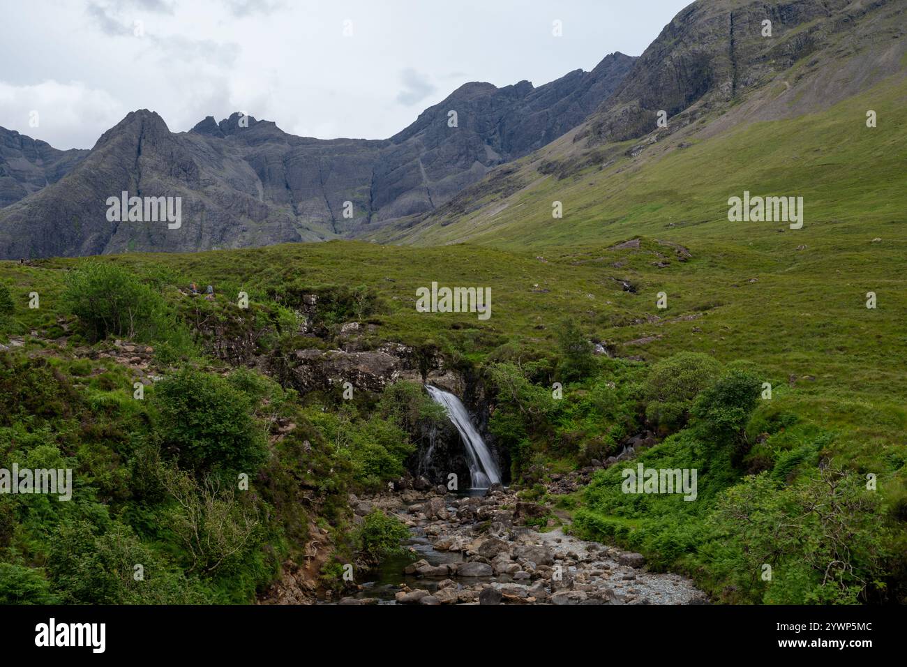 L'eterea bellezza delle piscine delle fate sotto le maestose montagne Skye della Scozia. Foto Stock