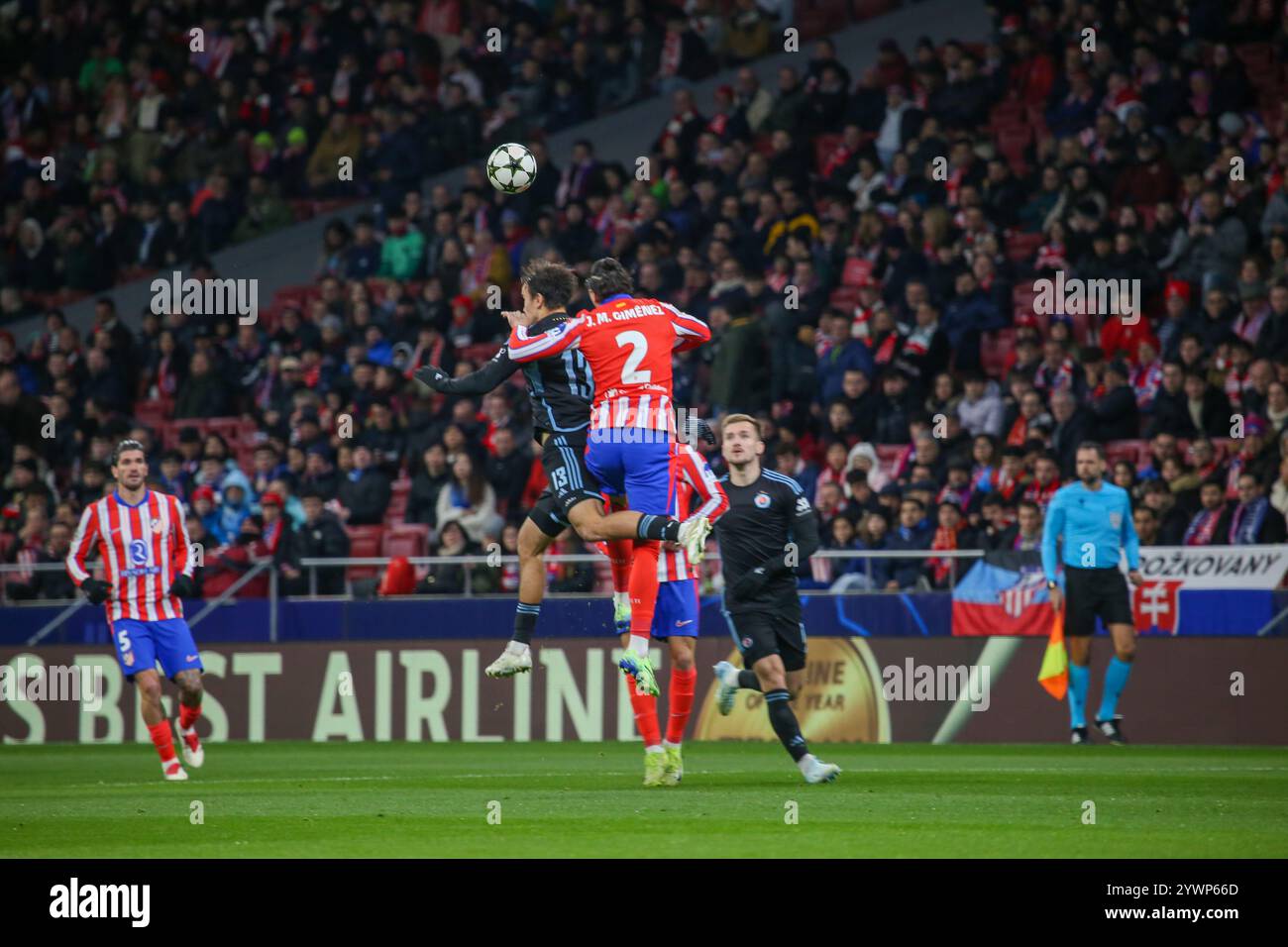 Madrid, Spagna, 11 dicembre 2024: Jose Maria Gimenez (2, R) dell'Atletico Madrid salta in testa al pallone accanto a David Strelec (13, L) durante la partita del sesto turno di UEFA Champions League 2024-25 tra l'Atletico Madrid e Slovan Bratislava l'11 dicembre 2024 allo Stadio Riyadh Air Metropolitano di Madrid, Spagna. Crediti: Alberto Brevers / Alamy Live News. Foto Stock