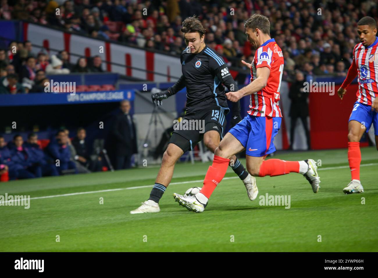 Madrid, Spagna, 11 dicembre 2024: David Strelec (13, L) di Slavia Bratislava cerca di allontanarsi da Clément Lenglet (15, R) durante la partita del sesto turno di UEFA Champions League 2024-25 tra l'Atletico de Madrid e Slovan Bratislava l'11 dicembre 2024 allo Stadio Riyadh Air Metropolitano di Madrid, Spagna. Crediti: Alberto Brevers / Alamy Live News. Foto Stock