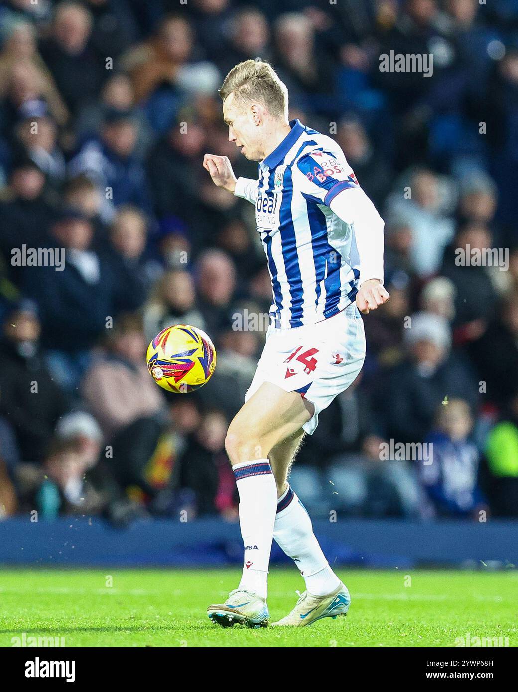 #14, Torbjorn Heggem della WBA in azione durante il match per il titolo Sky Bet tra West Bromwich Albion e Coventry City all'Hawthorns di West Bromwich mercoledì 11 dicembre 2024. (Foto: Stuart Leggett | mi News) crediti: MI News & Sport /Alamy Live News Foto Stock
