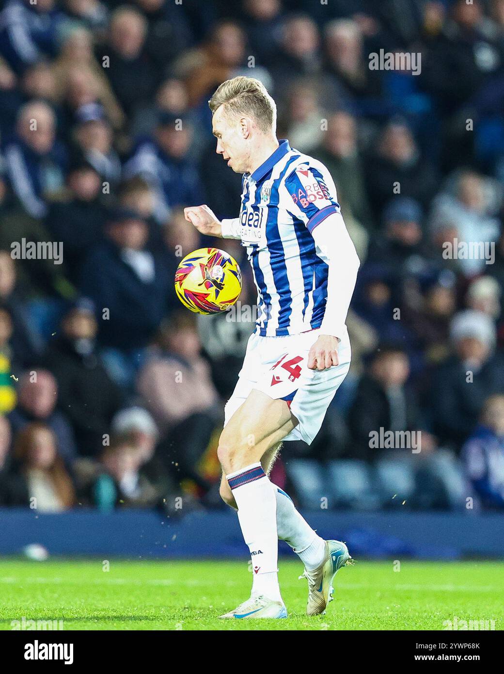 #14, Torbjorn Heggem della WBA in azione durante il match per il titolo Sky Bet tra West Bromwich Albion e Coventry City all'Hawthorns di West Bromwich mercoledì 11 dicembre 2024. (Foto: Stuart Leggett | mi News) crediti: MI News & Sport /Alamy Live News Foto Stock