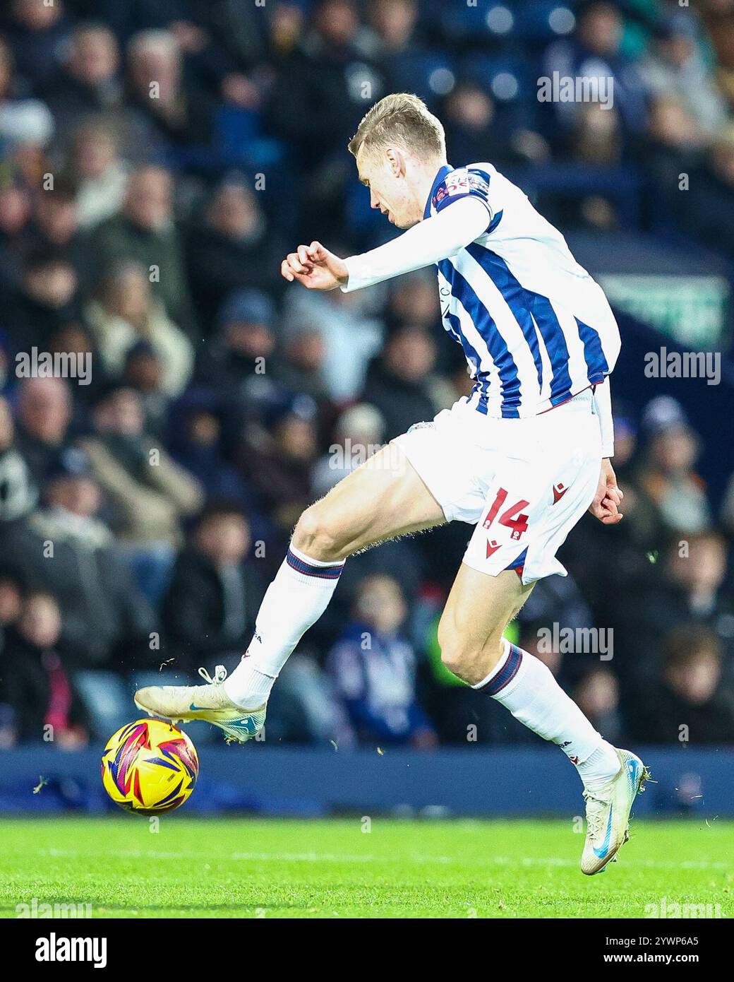 #14, Torbjorn Heggem della WBA in azione durante il match per il titolo Sky Bet tra West Bromwich Albion e Coventry City all'Hawthorns di West Bromwich mercoledì 11 dicembre 2024. (Foto: Stuart Leggett | mi News) crediti: MI News & Sport /Alamy Live News Foto Stock
