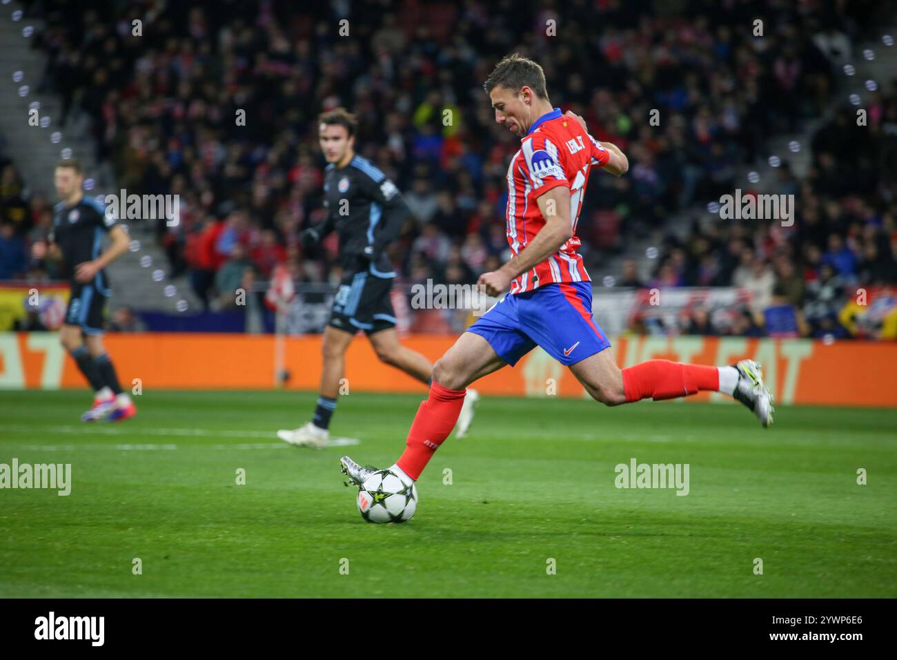Madrid, Spagna, 11 dicembre 2024: Il giocatore dell'Atletico Madrid Clément Lenglet (15) passa la palla durante la partita della 6a giornata di UEFA Champions League 2024-25 tra l'Atletico Madrid e Slovan Bratislava l'11 dicembre 2024 allo Stadio Riyadh Air Metropolitano di Madrid, Spagna. Crediti: Alberto Brevers / Alamy Live News. Foto Stock