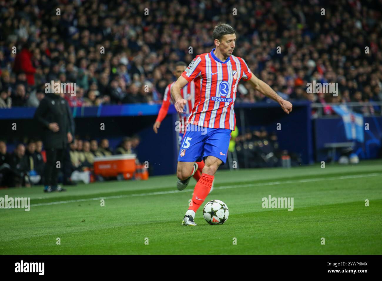 Madrid, Spagna, 11 dicembre 2024: Il giocatore dell'Atletico Madrid Clément Lenglet (15) con la palla durante la partita di UEFA Champions League 2024-25 turno 6 tra l'Atletico Madrid e Slovan Bratislava l'11 dicembre 2024 allo stadio Riyadh Air Metropolitano di Madrid, Spagna. Crediti: Alberto Brevers / Alamy Live News. Foto Stock