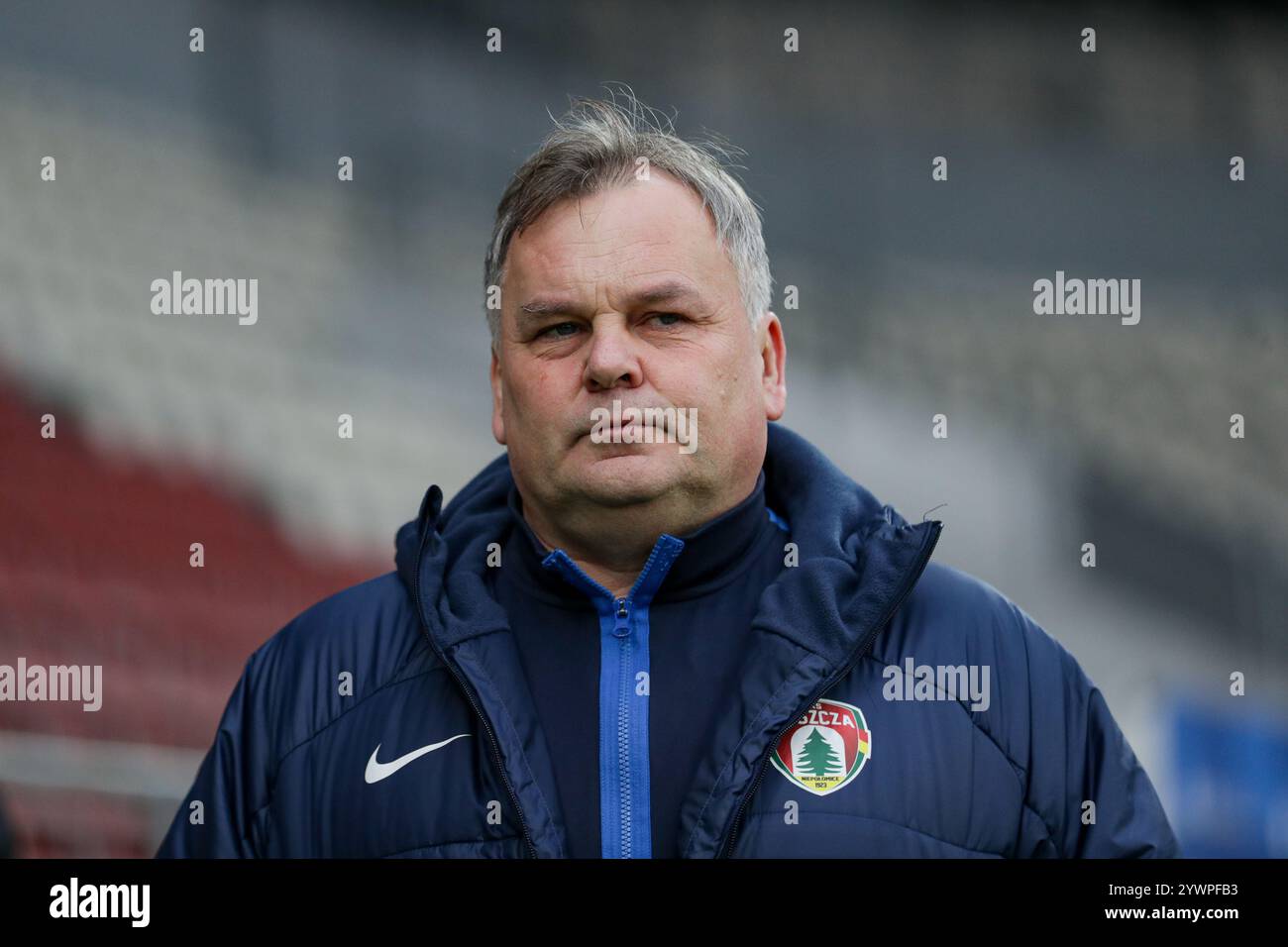 Allenatore Tomasz Tulacz del Puszcza Niepolomice visto durante la partita di calcio PKO BP Ekstraklasa 2024/2025 tra Puszcza Niepolomice e Jagiellonia Bialystok allo Stadio di Cracovia. Punteggio finale: Puszcza Niepolomice 1:1 Jagiellonia Bialystok. Foto Stock