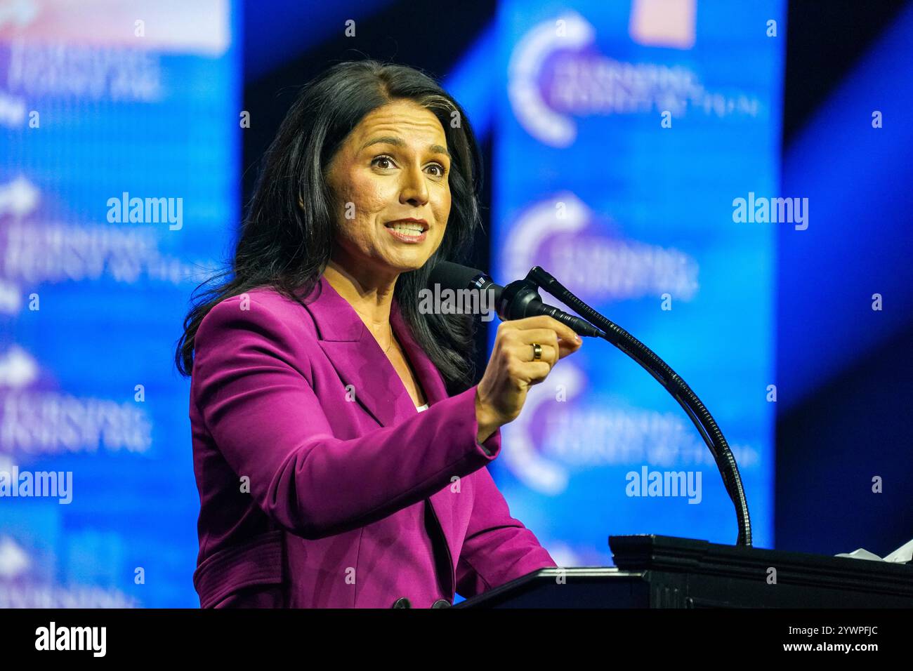 Tulsi Gabbard parla sul palco alla gas South Arena il 23 ottobre 2024 a Duluth, Georgia, USA. (Foto di Julia Beverly/Alamy Live News) Foto Stock