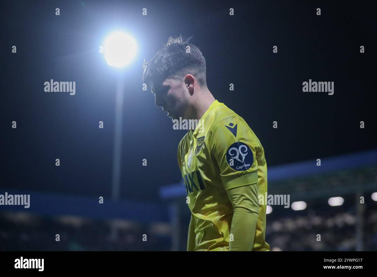 Londra, Regno Unito. 11 dicembre 2024. *** Durante l'EFL Sky Bet Championship match tra Queens Park Rangers e Oxford United al Loftus Road Stadium, Londra, Inghilterra, l'11 dicembre 2024. Foto di Simon Hall. Solo per uso editoriale, licenza richiesta per uso commerciale. Non utilizzare in scommesse, giochi o pubblicazioni di singoli club/campionato/giocatori. Crediti: UK Sports Pics Ltd/Alamy Live News Foto Stock