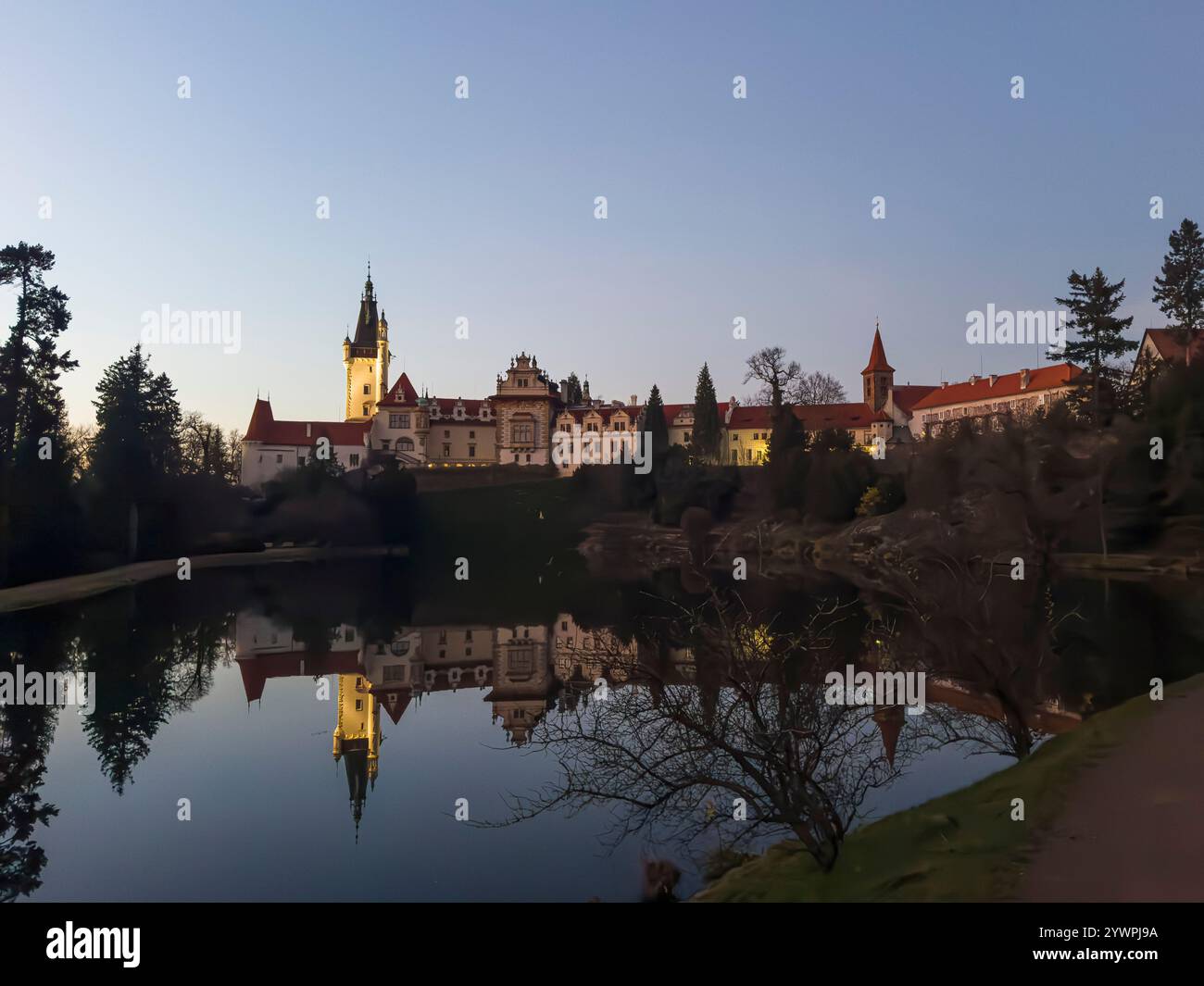 Il paesaggio invernale serale senza neve del Castello di Pruhonice e dello stagno Podzamecky nel Parco di Pruhonice nella periferia di Praga, Repubblica Ceca, Novem Foto Stock