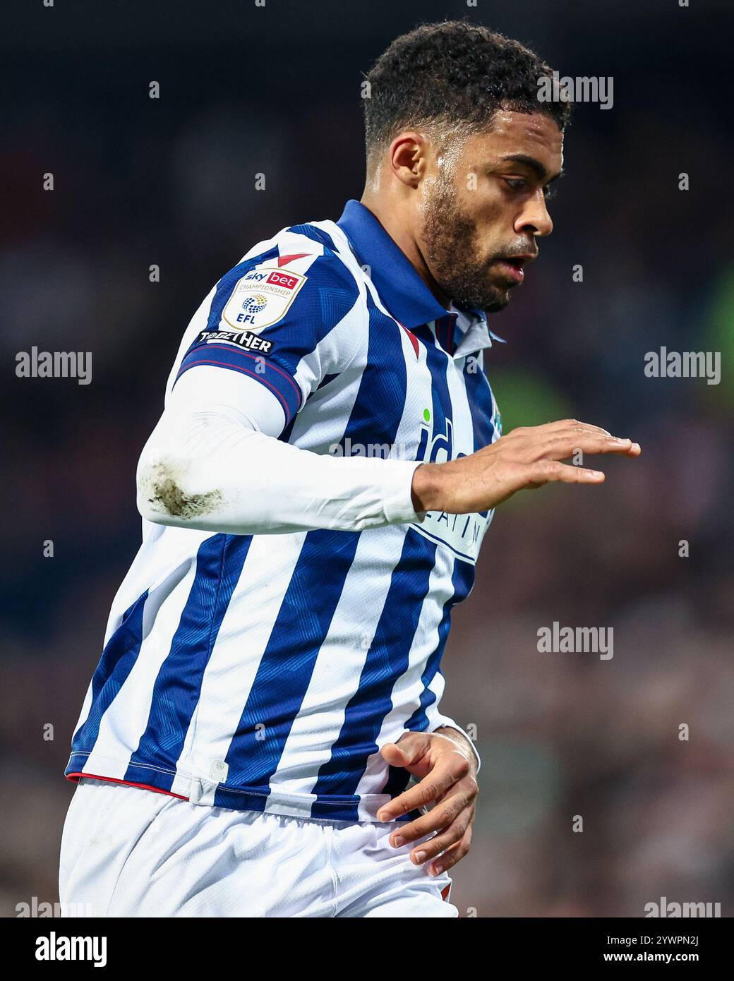 # 2, Darnell Furlong della WBA in azione durante il match per il titolo Sky Bet tra West Bromwich Albion e Coventry City all'Hawthorns di West Bromwich mercoledì 11 dicembre 2024. (Foto: Stuart Leggett | mi News) crediti: MI News & Sport /Alamy Live News Foto Stock