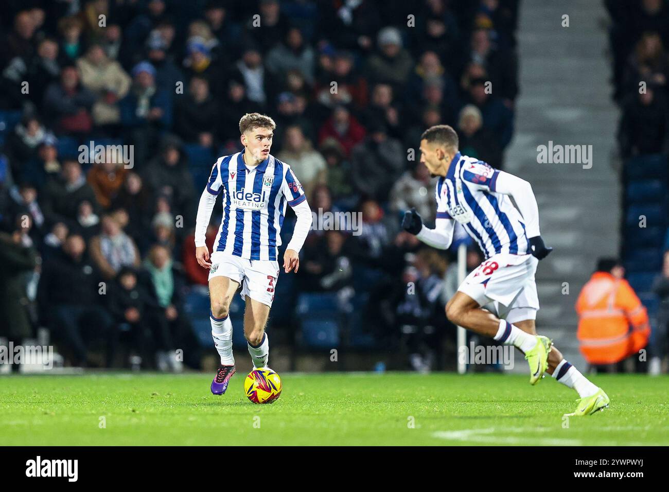 #31, Tom Fellows della WBA sul pallone durante il match per lo Sky Bet Championship tra West Bromwich Albion e Coventry City all'Hawthorns di West Bromwich mercoledì 11 dicembre 2024. (Foto: Stuart Leggett | mi News) crediti: MI News & Sport /Alamy Live News Foto Stock