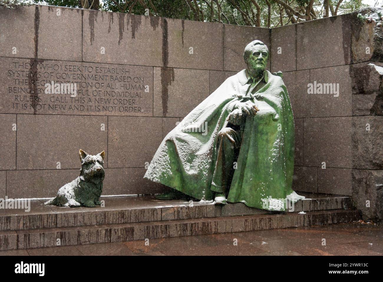 Statua innevata di Franklin D. Roosevelt al Franklin Delano Roosevelt Memorial di Washington, D.C., che cattura la serena bellezza dell'inverno. Foto Stock