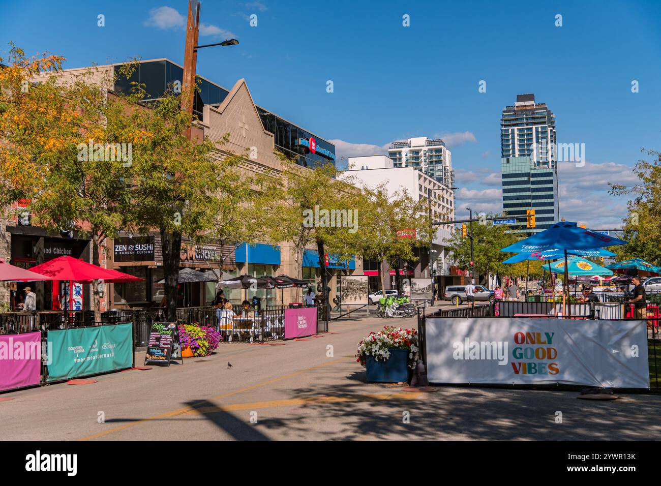 Kelowna, BC, Canada - 28 agosto 2024: Quartiere del centro città con caffè all'aperto in estate Foto Stock