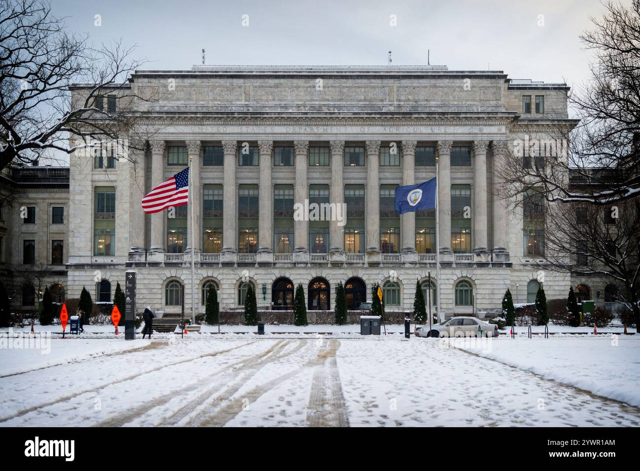Edificio del Dipartimento dell'Agricoltura degli Stati Uniti durante una mattina invernale nevosa a Washington, D.C. Foto Stock