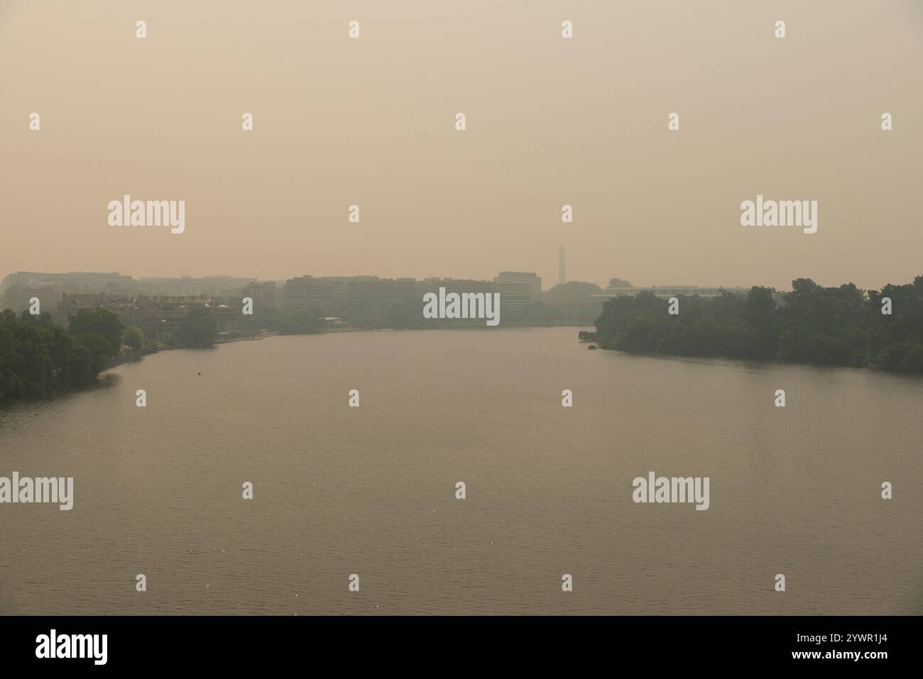 Il fiume Potomac e lo skyline di Washington, D.C., sono ricoperti da un intenso fuoco selvaggio, riducendo la visibilità e creando un'atmosfera nebulosa. Foto Stock