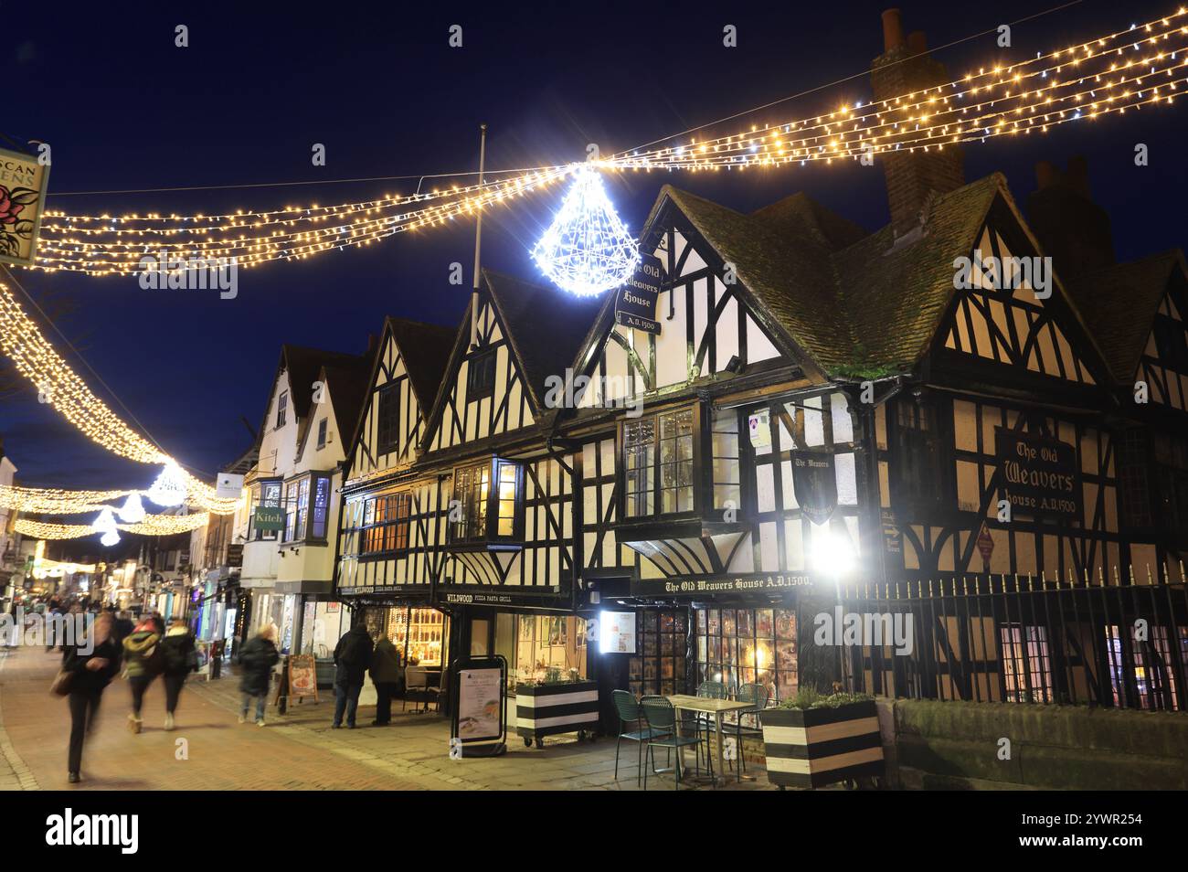 Old Weavers Cottage in St Peter's Street a Christmnas Time, a Canterbury, Kent, Regno Unito Foto Stock
