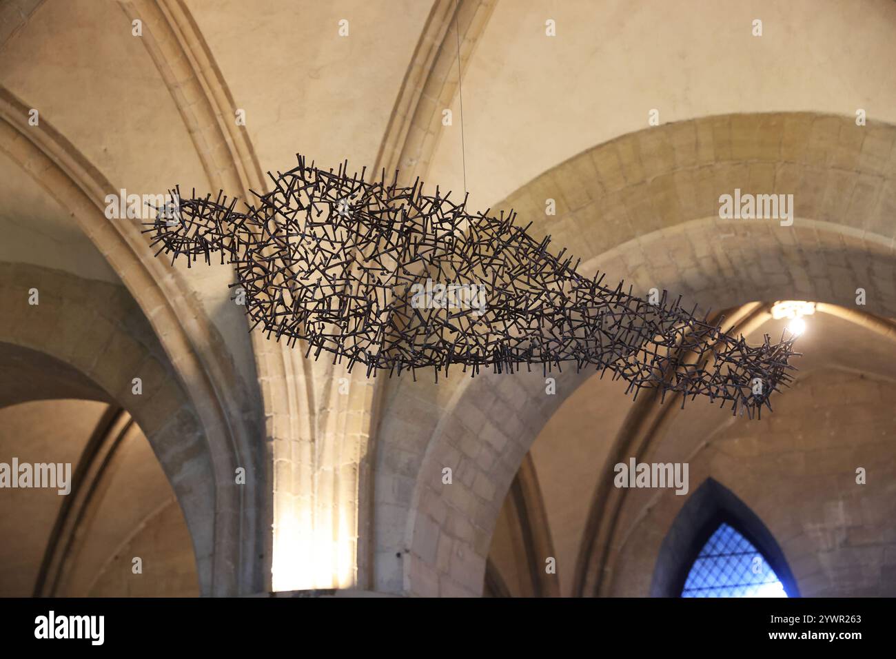 Il sito originale della tomba di Thomas Becket, dal 1170 al 1220, nella Cripta Orientale della Cattedrale di Canterbury, dove ora è appesa una scultura chiamata Transport. Foto Stock