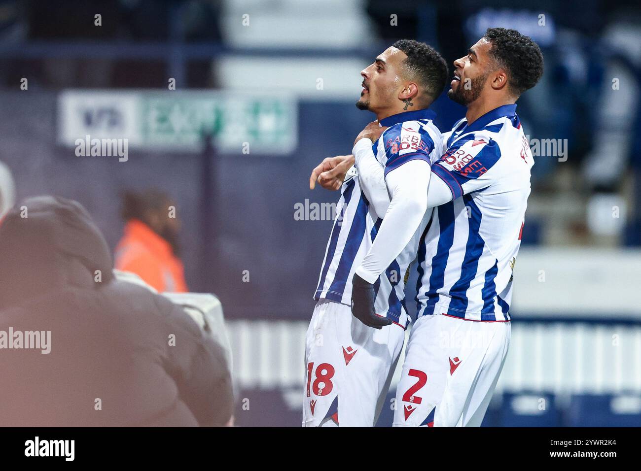#18, Karlan Grant di WBA si congratula con il #2, Darnell Furlong durante la partita del titolo Sky Bet tra West Bromwich Albion e Coventry City all'Hawthorns di West Bromwich, mercoledì 11 dicembre 2024. (Foto: Stuart Leggett | mi News) crediti: MI News & Sport /Alamy Live News Foto Stock