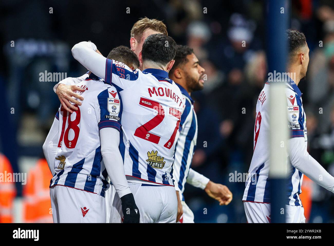 #18, Karlan Grant di WBA (a sinistra) celebra il suo gol con i compagni di squadra durante la partita del Campionato Sky Bet tra West Bromwich Albion e Coventry City agli Hawthorns di West Bromwich mercoledì 11 dicembre 2024. (Foto: Stuart Leggett | mi News) crediti: MI News & Sport /Alamy Live News Foto Stock