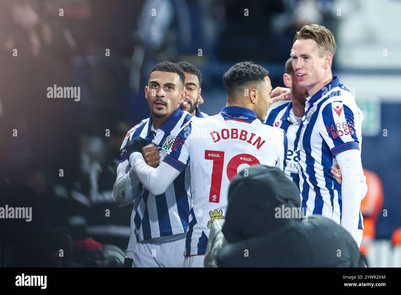 #18, Karlan Grant di WBA (a sinistra) celebra il suo gol con i compagni di squadra durante la partita del Campionato Sky Bet tra West Bromwich Albion e Coventry City agli Hawthorns di West Bromwich mercoledì 11 dicembre 2024. (Foto: Stuart Leggett | mi News) crediti: MI News & Sport /Alamy Live News Foto Stock