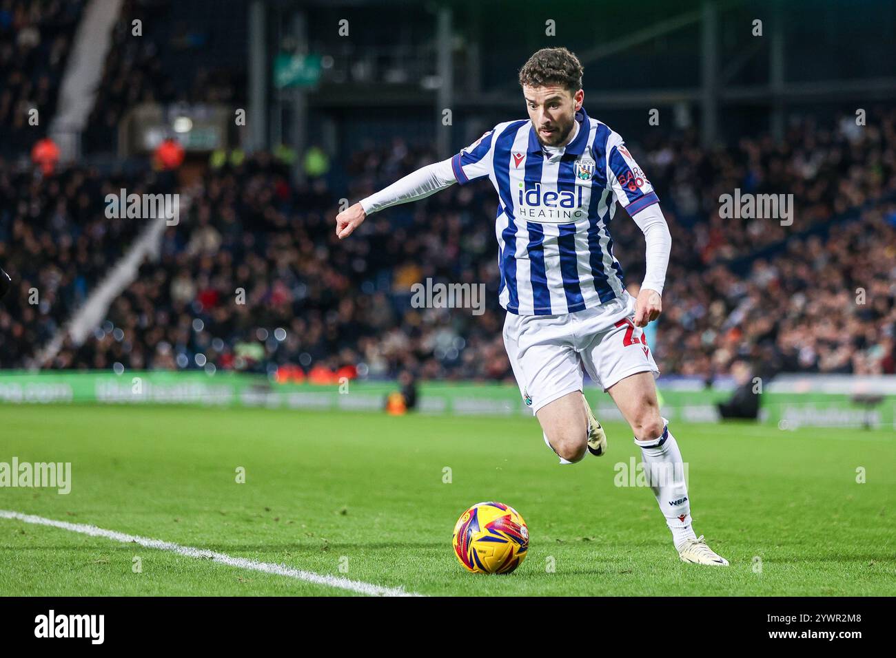 #22, Mikey Johnston della WBA in azione d'attacco durante il match per il titolo Sky Bet tra West Bromwich Albion e Coventry City all'Hawthorns di West Bromwich mercoledì 11 dicembre 2024. (Foto: Stuart Leggett | mi News) crediti: MI News & Sport /Alamy Live News Foto Stock