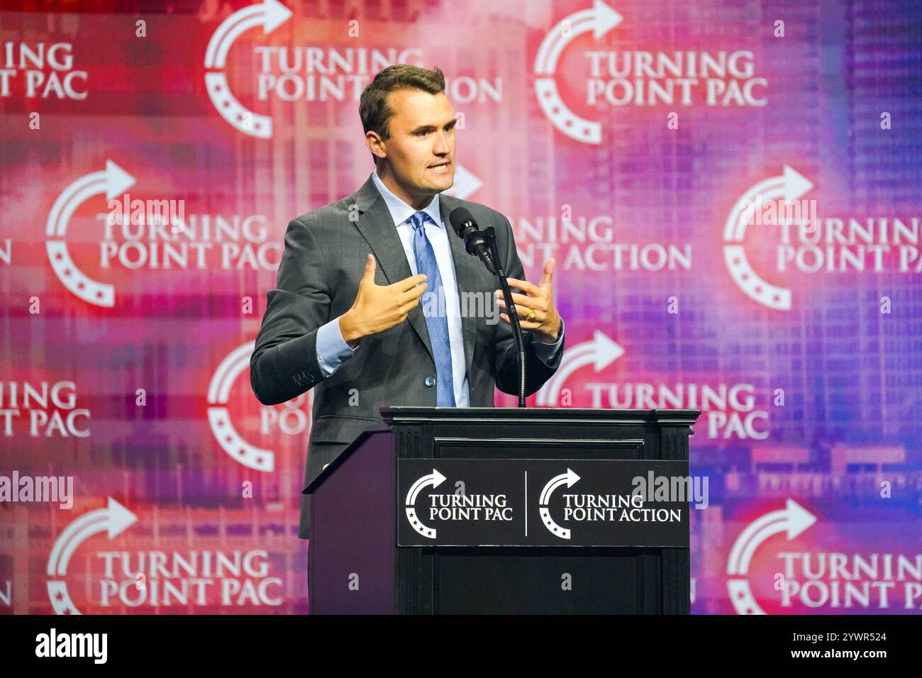 Charlie Kirk parla sul palco alla gas South Arena il 23 ottobre 2024 a Duluth, Georgia, USA. (Foto di Julia Beverly/Alamy Live News) Foto Stock