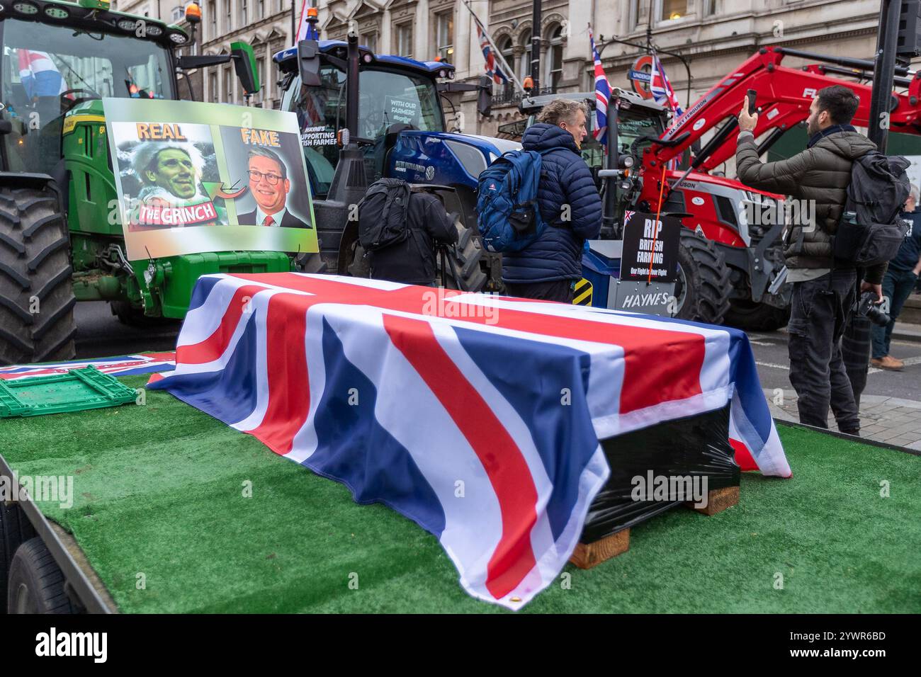 Parliament Square, Londra, Regno Unito – mercoledì 11 novembre 2024 centinaia di trattori sono scesi a Westminster mentre gli agricoltori di tutto il Regno Unito hanno intensificato le loro proteste contro le politiche governative che considerano dannose per l'agricoltura britannica. Organizzata da Save British Farming e Kent Fairness for Farmers, la dimostrazione è stata una risposta diretta alle proposte di modifica della tassa sulle successioni agricole e alle crescenti pressioni normative sul settore agricolo. La protesta mira a richiamare l'attenzione sulle sfide finanziarie che minacciano il futuro delle aziende agricole a conduzione familiare britanniche. Foto Stock