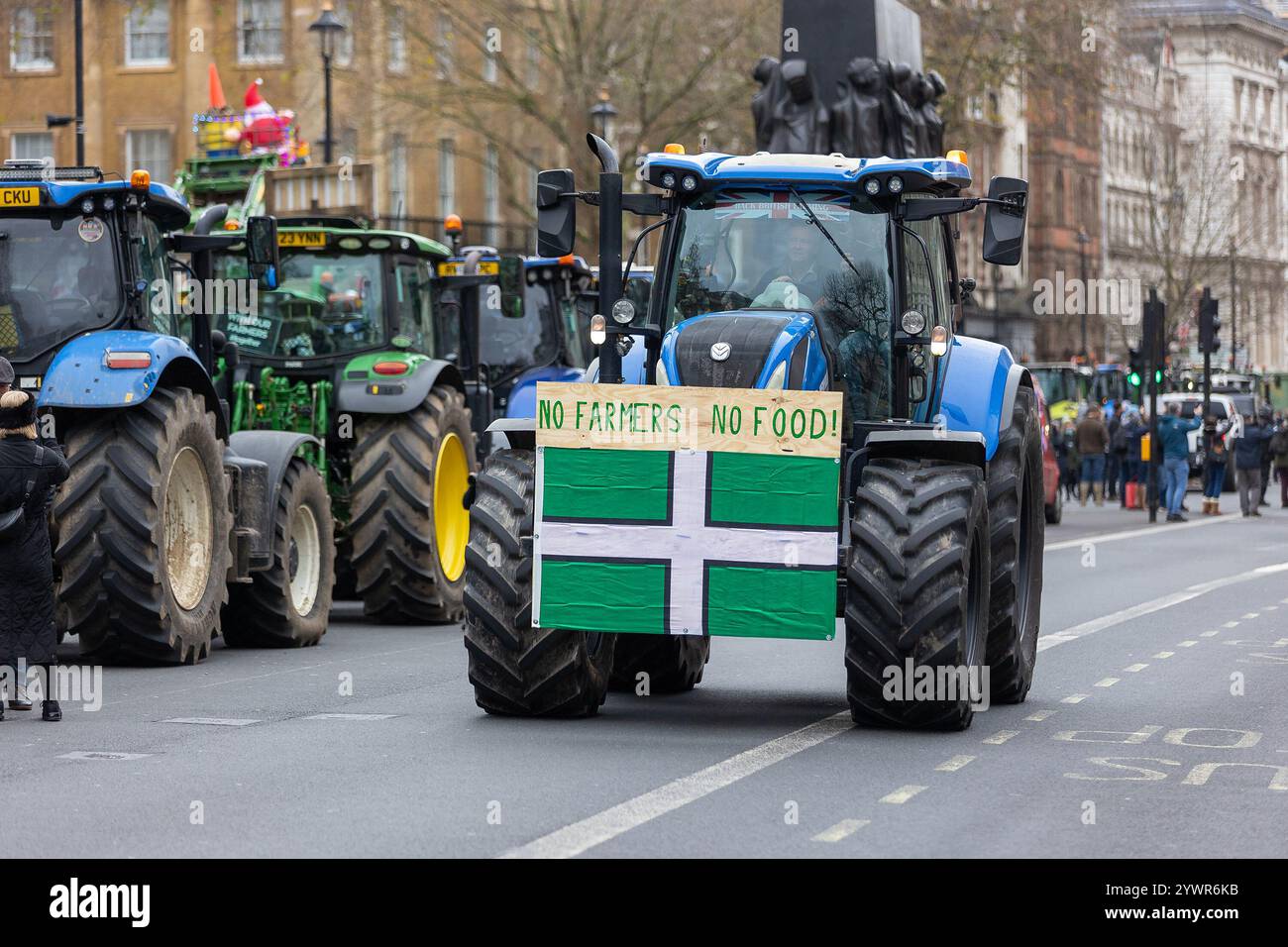 Parliament Square, Londra, Regno Unito – mercoledì 11 novembre 2024 centinaia di trattori sono scesi a Westminster mentre gli agricoltori di tutto il Regno Unito hanno intensificato le loro proteste contro le politiche governative che considerano dannose per l'agricoltura britannica. Organizzata da Save British Farming e Kent Fairness for Farmers, la dimostrazione è stata una risposta diretta alle proposte di modifica della tassa sulle successioni agricole e alle crescenti pressioni normative sul settore agricolo. La protesta mira a richiamare l'attenzione sulle sfide finanziarie che minacciano il futuro delle aziende agricole a conduzione familiare britanniche. Foto Stock