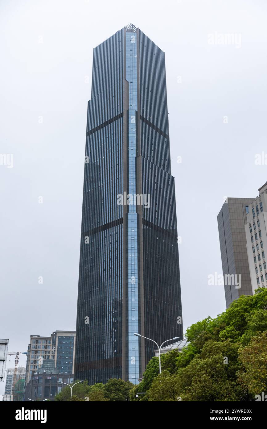 A view of urban real estate in Nanchang, provincia di Jiangxi, Cina, 16 marzo 2021. Foto Stock