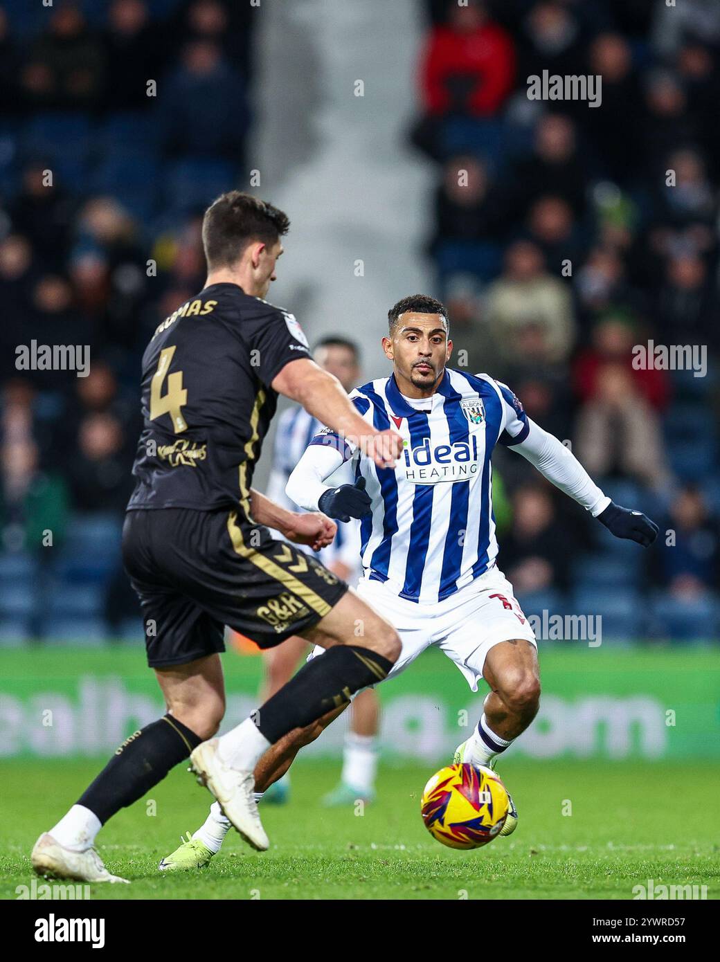 #18, Karlan Grant della WBA in azione con il pallone durante il match per il titolo Sky Bet tra West Bromwich Albion e Coventry City all'Hawthorns di West Bromwich mercoledì 11 dicembre 2024. (Foto: Stuart Leggett | mi News) crediti: MI News & Sport /Alamy Live News Foto Stock