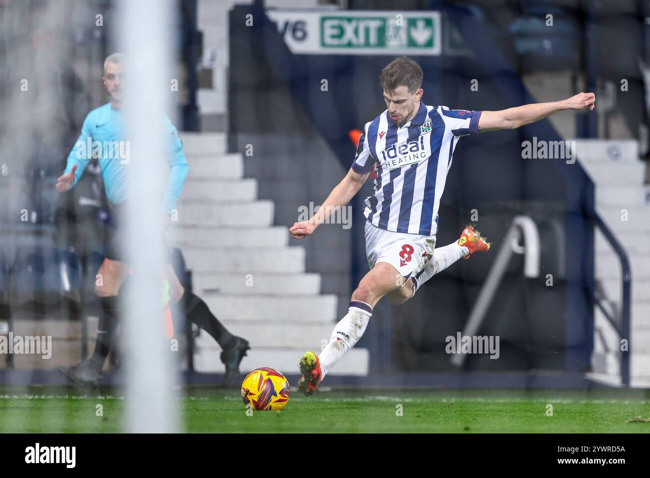 #8, Jayson Molumby della WBA tenta un tiro in porta durante la partita del Campionato Sky Bet tra West Bromwich Albion e Coventry City all'Hawthorns di West Bromwich mercoledì 11 dicembre 2024. (Foto: Stuart Leggett | mi News) crediti: MI News & Sport /Alamy Live News Foto Stock